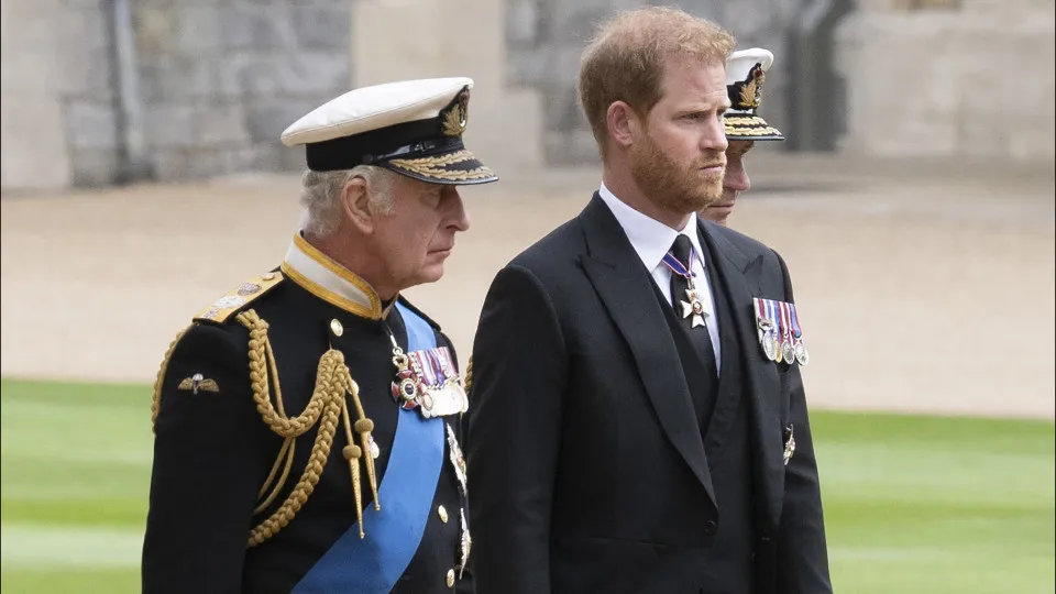 Charles está 'irritado' e 'frustrado' com declarações do príncipe Harry