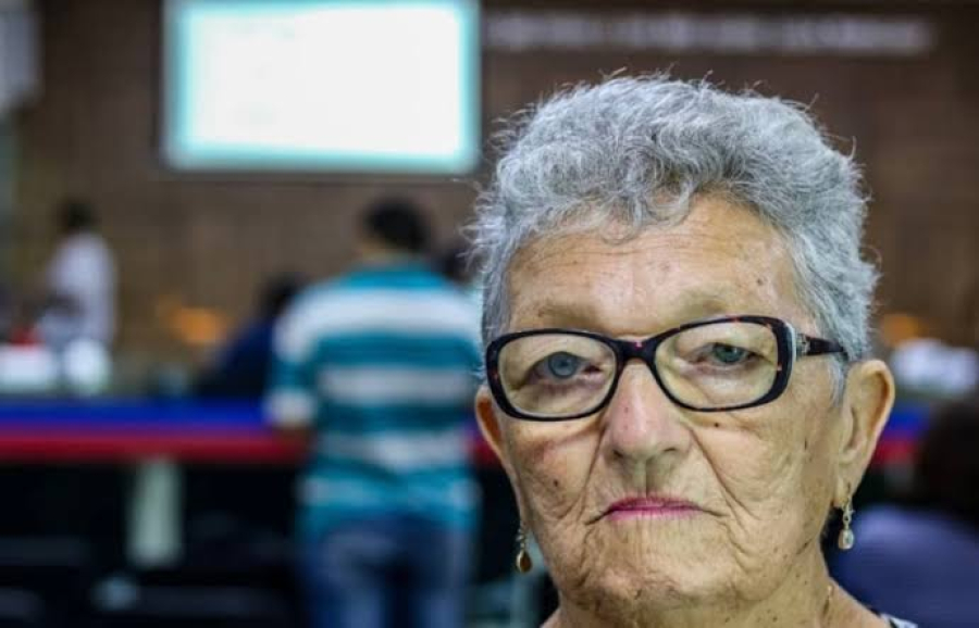 Dona Noêmia, o Silêncio da Cadeira de Balanço